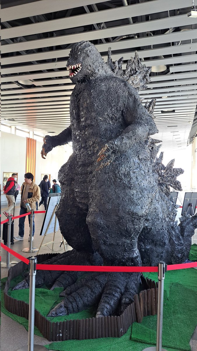 松本駅にゴジラ。昔、母校のトンボ祭の巨大灯籠づくりで培ったノウハウ