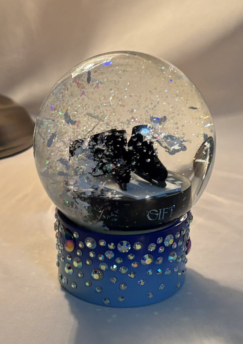 GIFT記念日ですね！今までスノードームいろいろ買いましたが、GIFTの