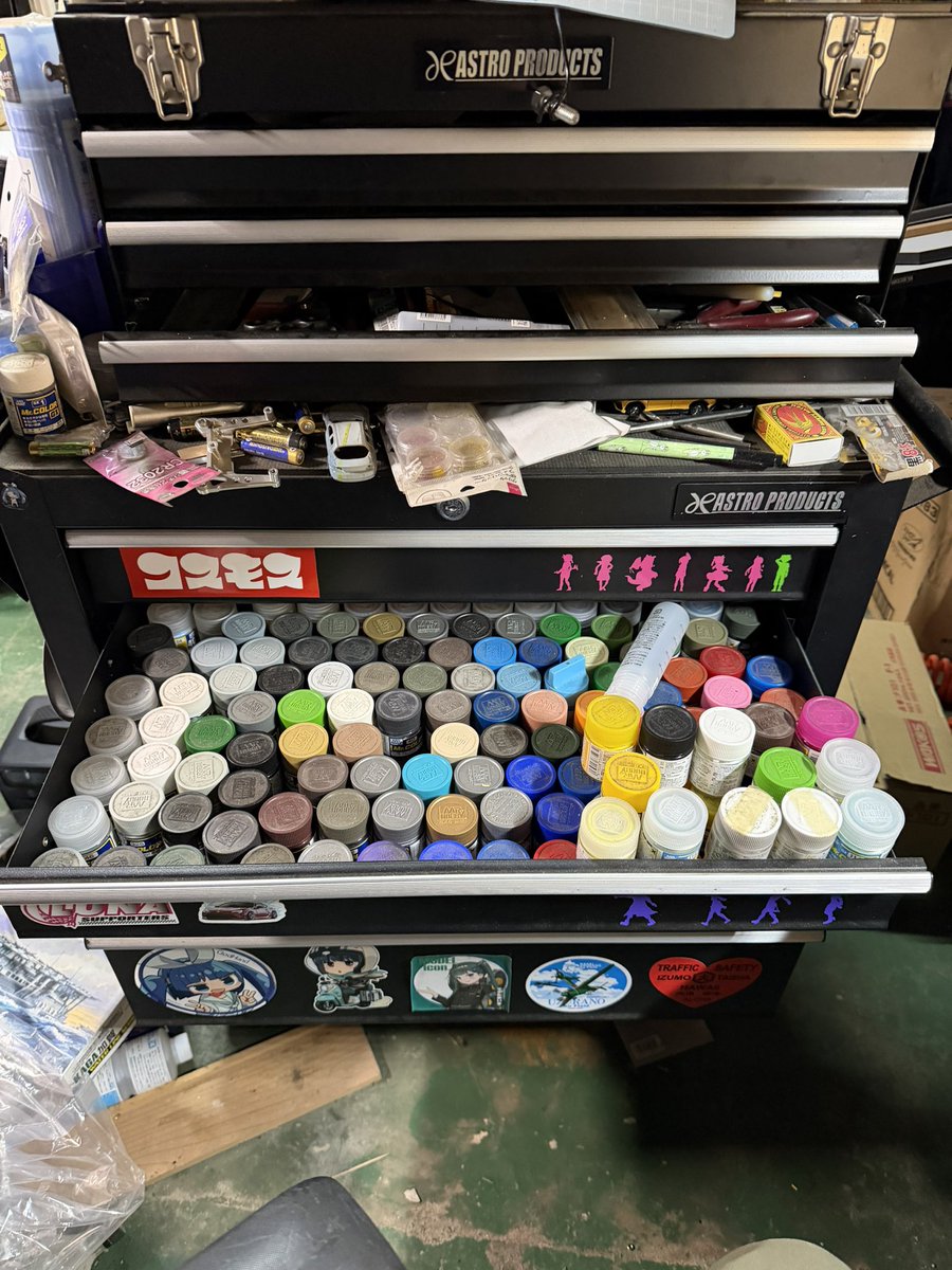 塗料はアストロプロダクツの工具箱に入れてます。 クレオス、ガイアの