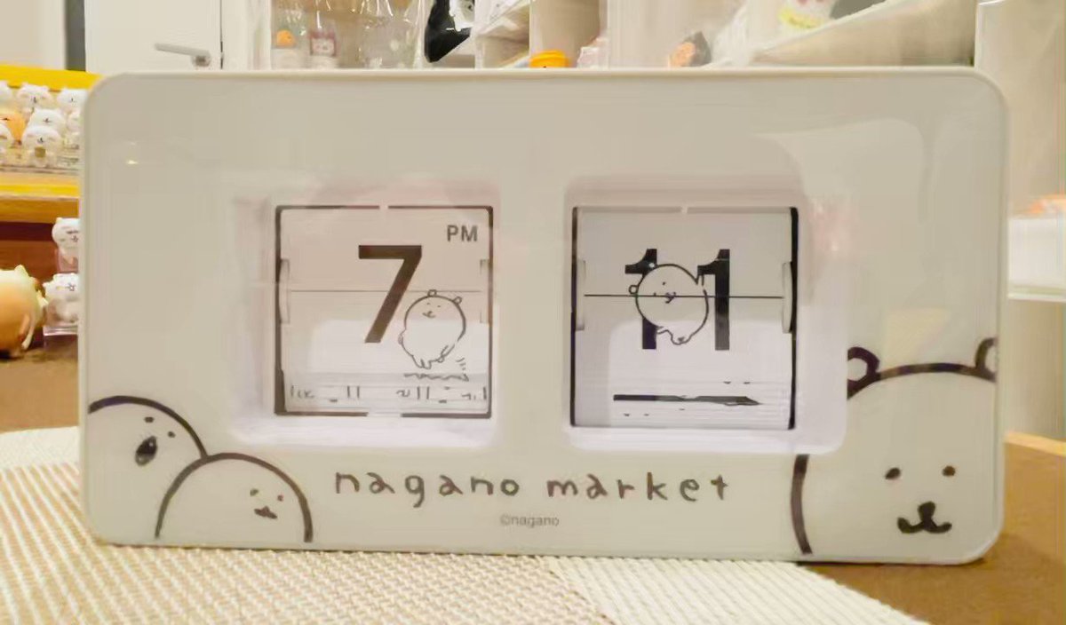 ナガノマーケットの新グッズ パタパタ時計を触る② ( ˙ᴥ˙ ) 絵柄が