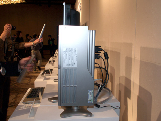 シャープ、PC付き32/37型ワイドTV「インターネットAQUOS」