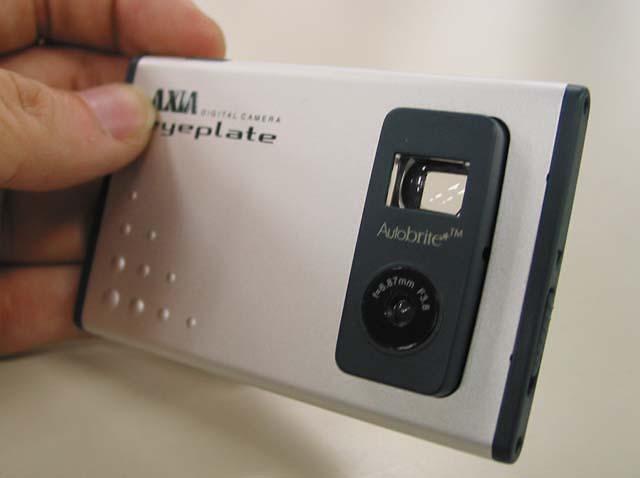 厚さ6mmの世界最薄デジカメ「eyeplate」を買ってみました