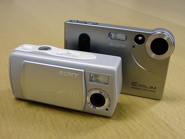 ソニー、超小型130万画素デジカメ「サイバーショットU」