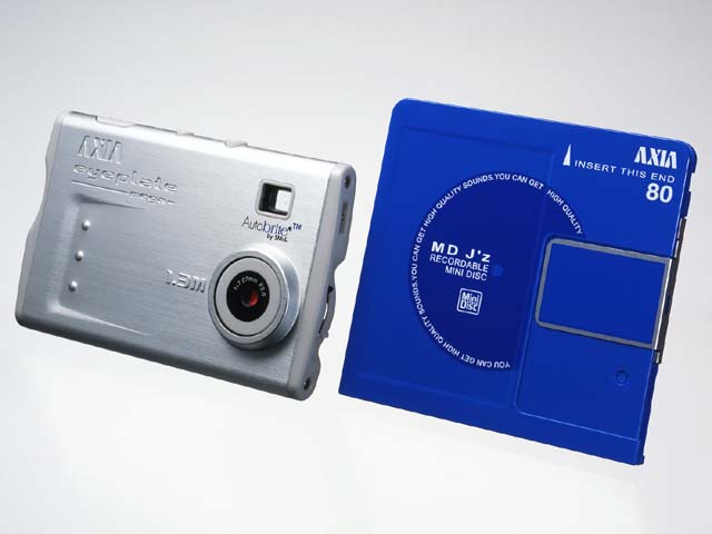 アクシア、厚さ8mmの131万画素名刺サイズデジカメ「eyeplate mega」