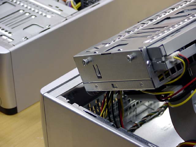 コンパック、新設計スリムケース採用「Evo Desktop D300 ST」