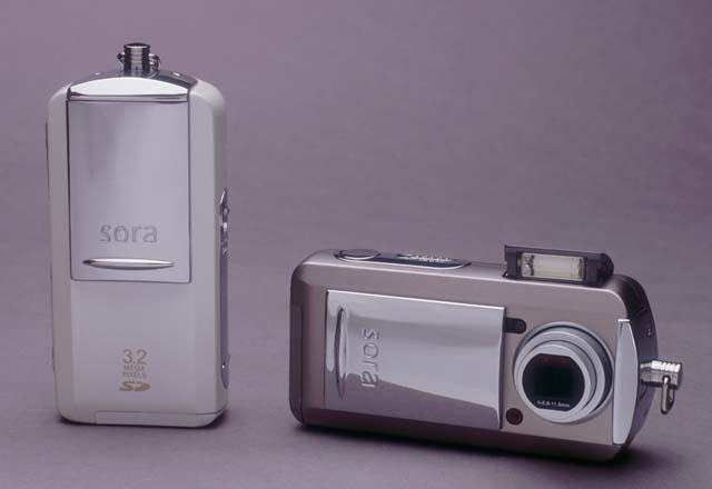 東芝、タッチパネルつきデジカメ「sora」の324万画素モデル