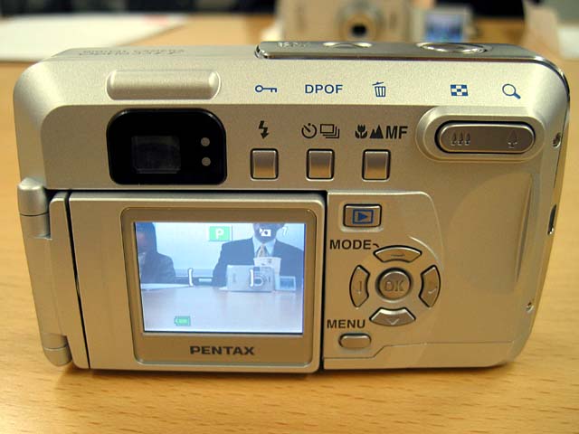 ペンタックス、実売3万円でフレキシブル液晶を搭載した「オプティオ33LF」