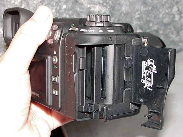 オリンパス、400万画素デジタル一眼レフカメラ「CAMEDIA E-10」