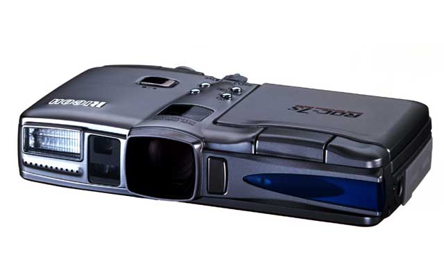 リコー、撮影機能を強化した334万画素デジカメ「RDC-7S」