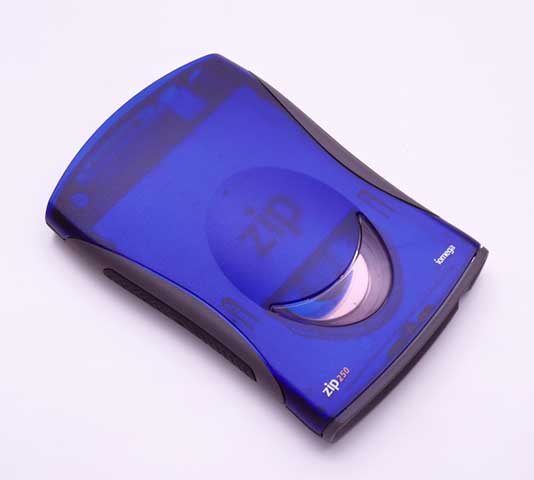 アイオメガ、USBバスパワード対応の250MB Zipドライブ