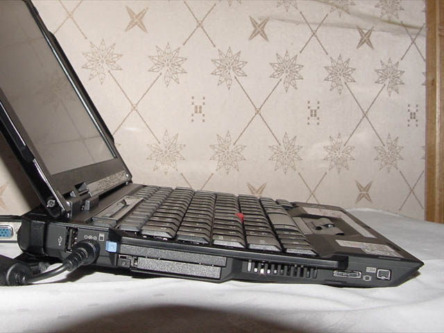 IBM、ピアノ調ボディのサブノート「ThinkPad i s30」