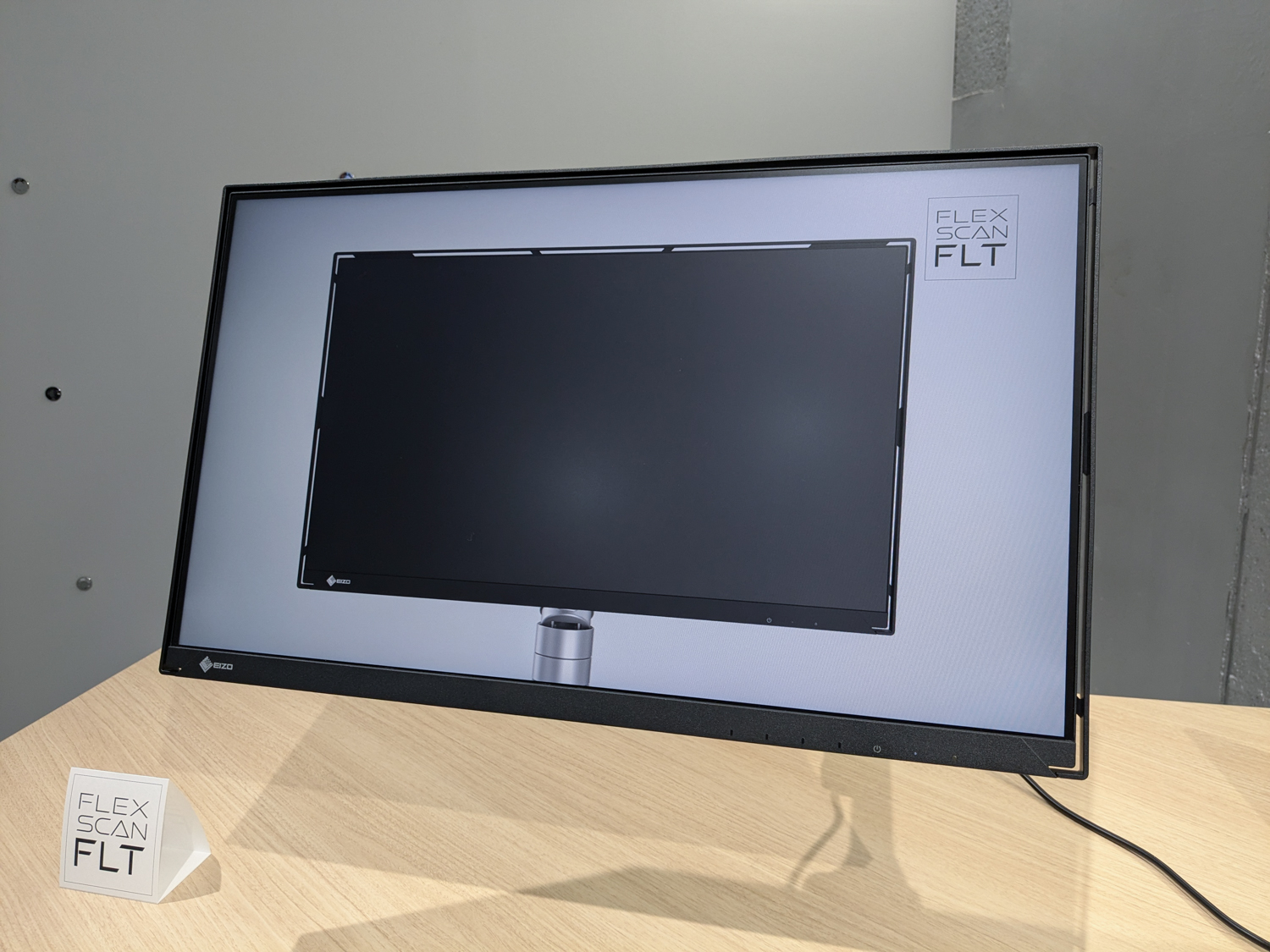 EIZO史上最薄最軽量。中空ベゼル/モニターアームで宙に浮かぶような