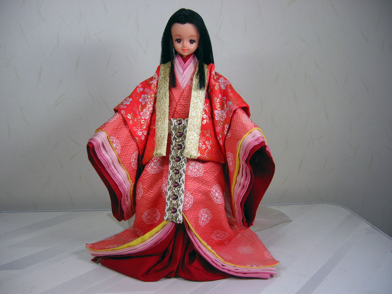 着物を着た人形 「かぐや姫」の帯柄が素敵です 着物を着た人形
