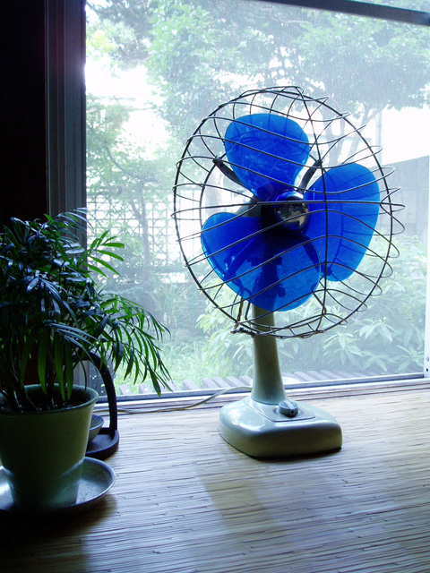 青い羽根のレトロな扇風機 : 青蓮亭日記