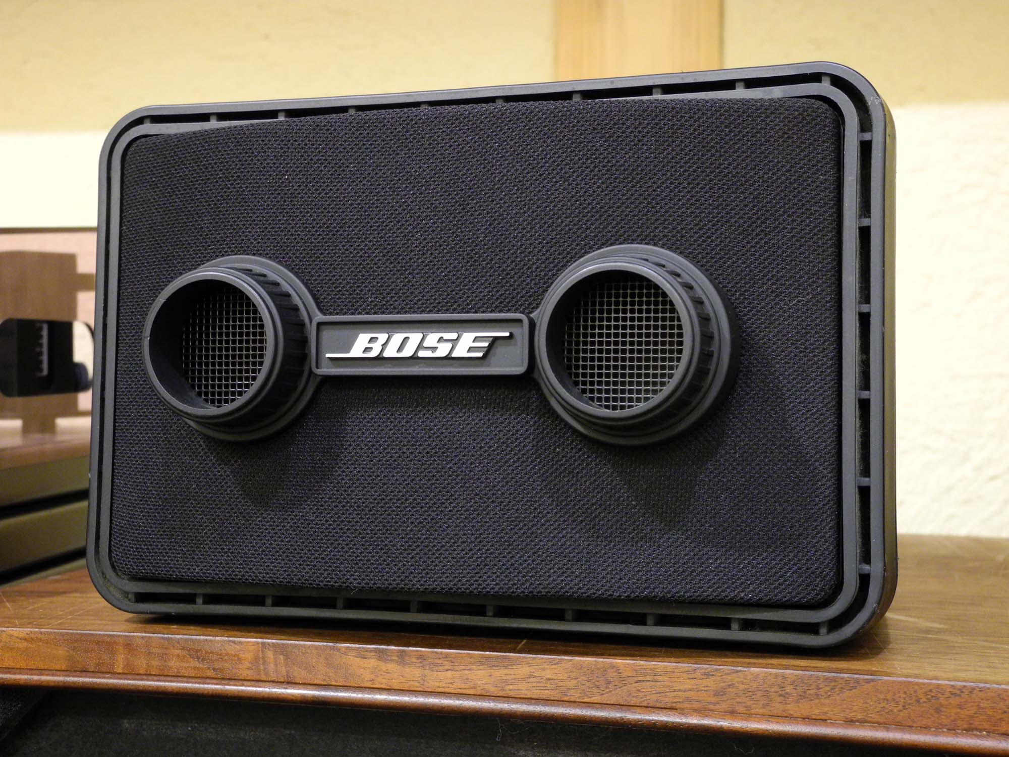 坊主がじょうずに屏風にBOSEのスピーカー : 絵で見るカメラ + plus