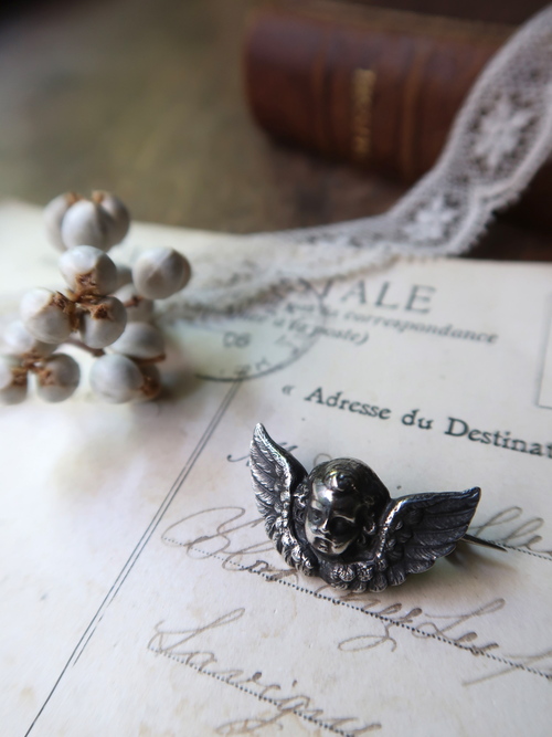 GIVENCHY ヴィンテージブローチ エンジェル 月 【公式通販】