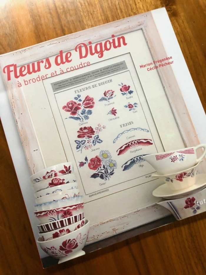 海辺の本棚『Fleurs de Digoin à broder et à coudre』 : 海の古書店