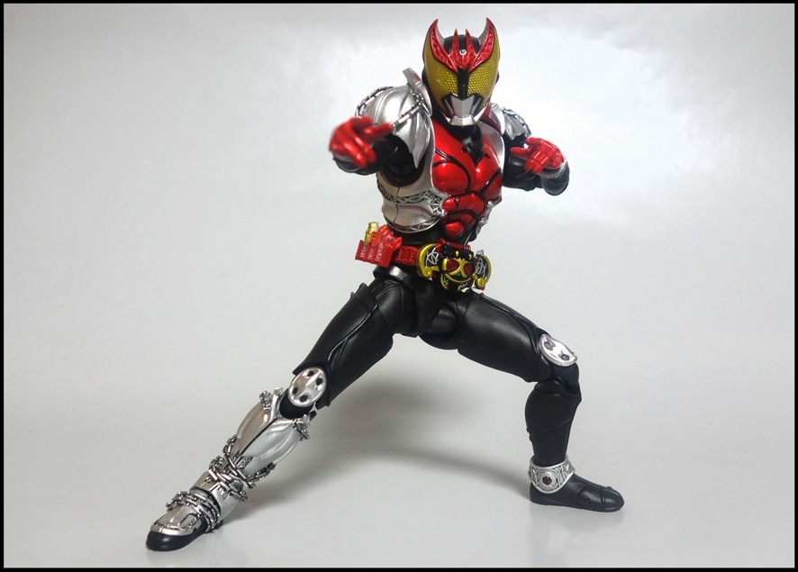 S.H.Figuarts(真骨頂製法)仮面ライダーキバ キバフォーム!!【平成