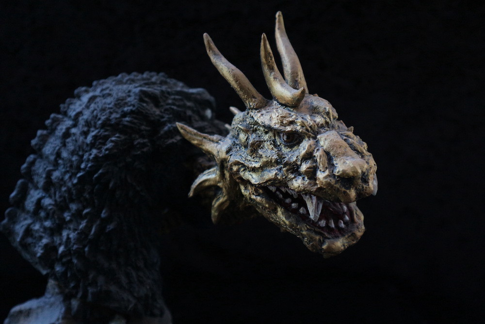 総攻撃ゴジラ胸像〜キングギドラの頭のおまけ付〜 : てんつく工芸作品集