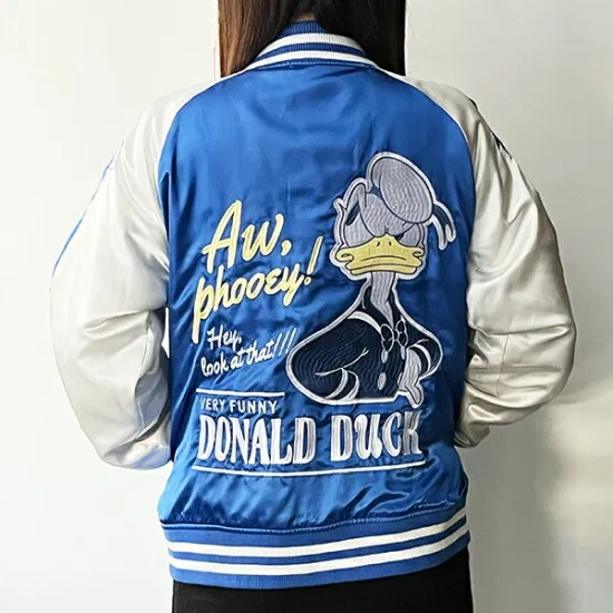ディズニーキャラクターたちの刺繍が施されたスカジャンがおしゃれ