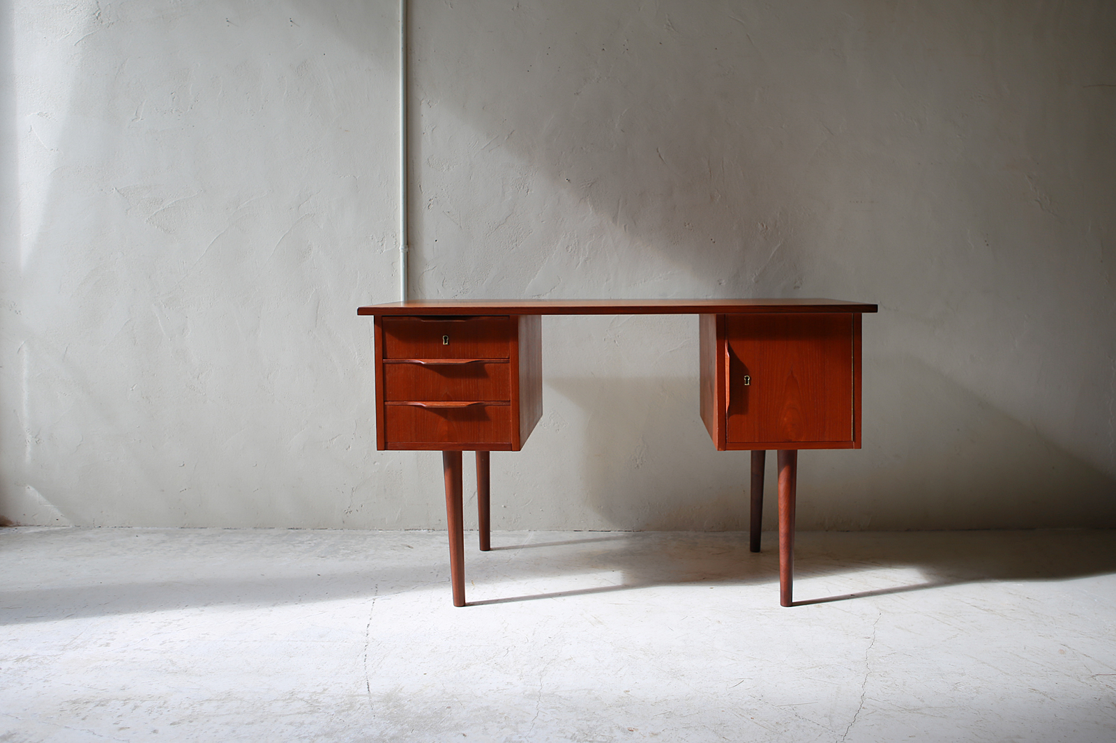 Desk from Denmark | phono | 金沢 北欧 中古家具 / デンマーク