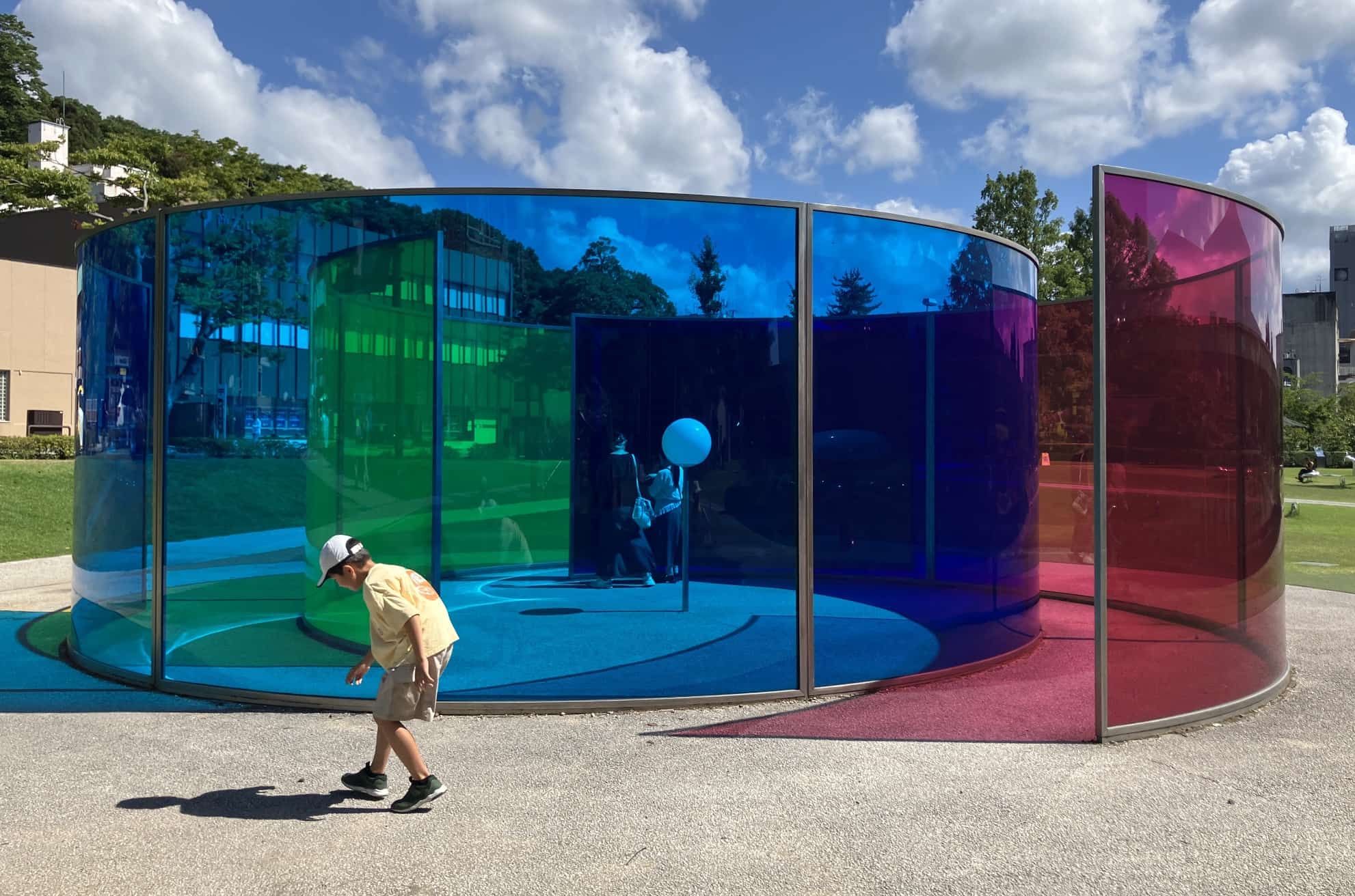 金沢21世紀美術館で科学体験！色の三原色で世界が変わる魔法の家