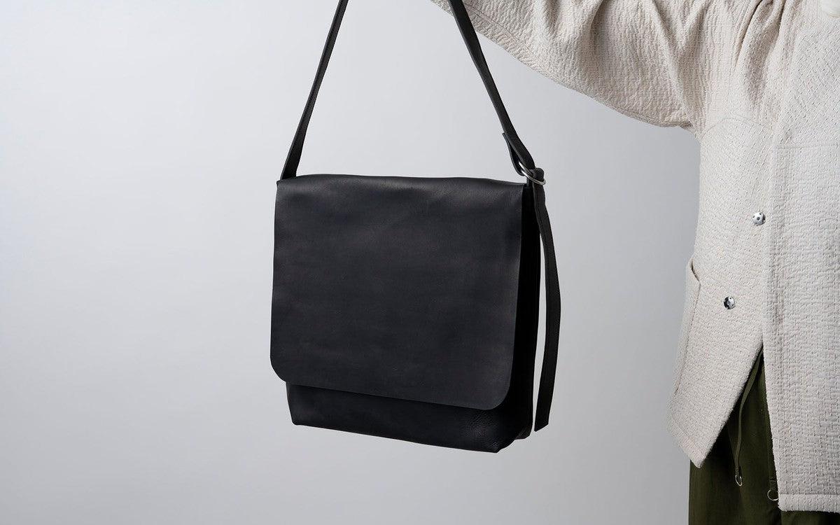 再入荷】レザーショルダーバッグ black ＜L＞フタつき – PINT_MN