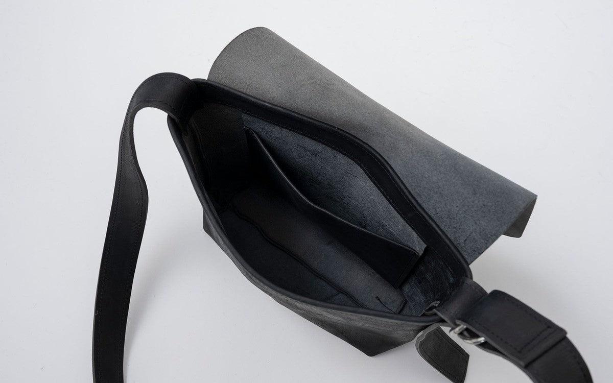 再入荷】レザーショルダーバッグ black ＜L＞フタつき – PINT_MN