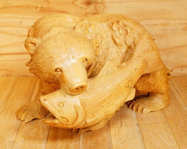 木彫り 熊の置物 鮭喰い熊 木製 彫刻 峰仙作 （ 民芸品）の買取価格