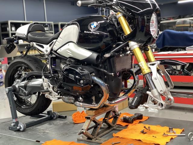 気がついた時にはダダ漏れに…RnineTフロントフォークオイル漏れ修理O/H