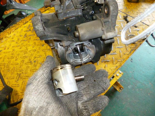 エンジンから異音がするライブディオZXの修理 クランクサイド