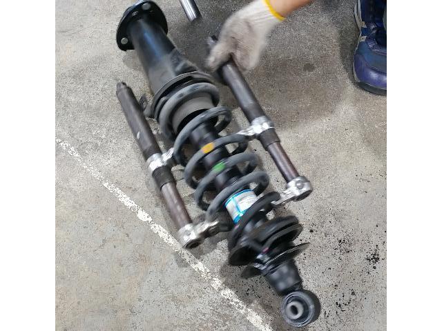 クラウンショック抜け修理リアショック交換 ショックからオイル漏れ