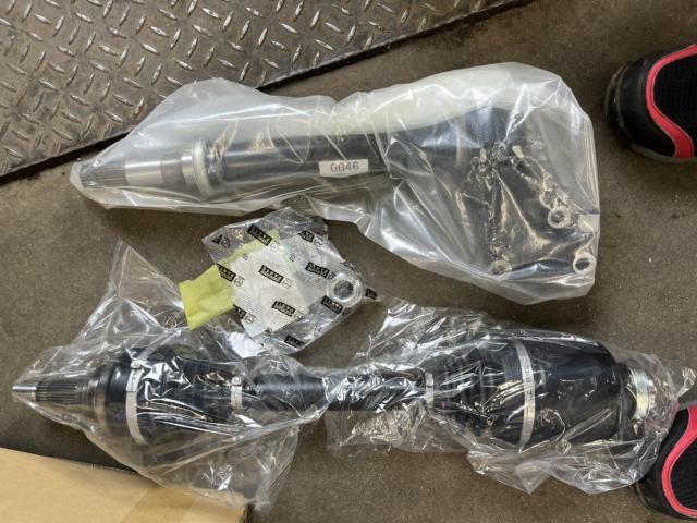 マツダ アクセラ 右ドライブシャフト、ジョイント（純正新品）交換