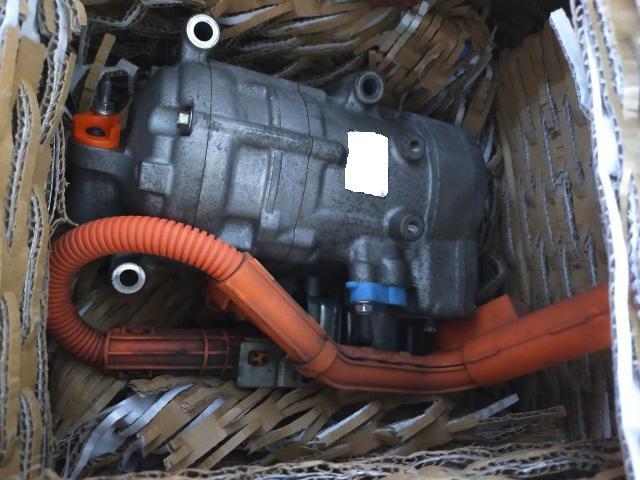 フィットハイブリッド GP5 エアコンコンプレッサー交換 フロンガス