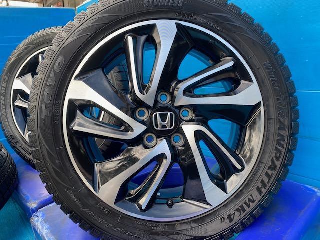 溝たっぷりスタッドレスタイヤ付きのステップワゴン純正17インチ入庫