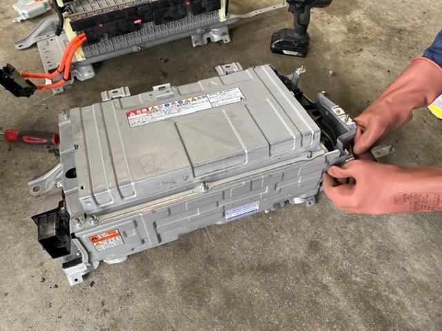 トヨタ アクア ハイブリッドバッテリー交換 ボルテージセンサー交換