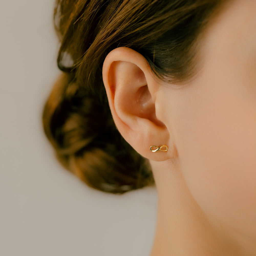 インフィニティ ボディピアス│K18・プラチナ 軟骨ピアス