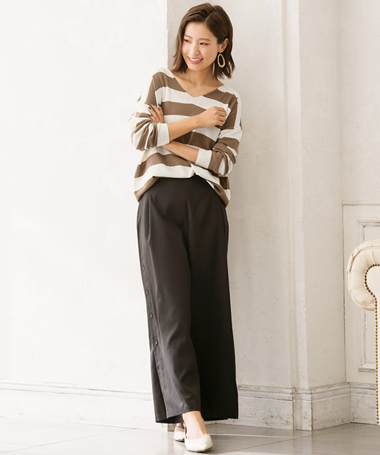 太ボーダーニットとワイドパンツで仕上げる大人のリラックススタイル