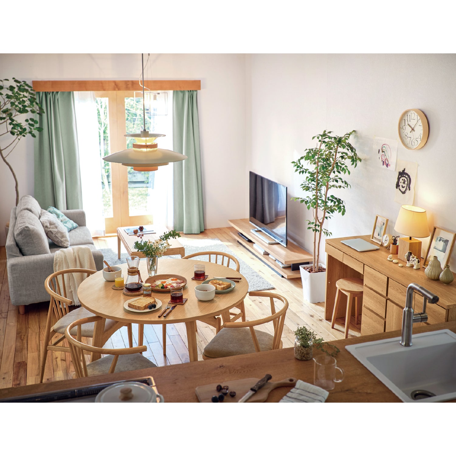 隙間から光が漏れる北欧モダンなペンダントライト「Mercero