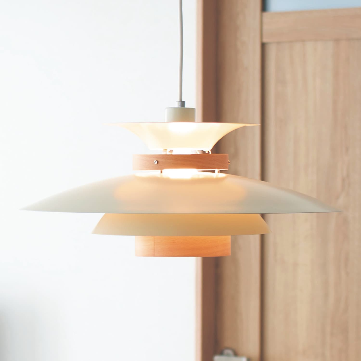 隙間から光が漏れる北欧モダンなペンダントライト「Mercero