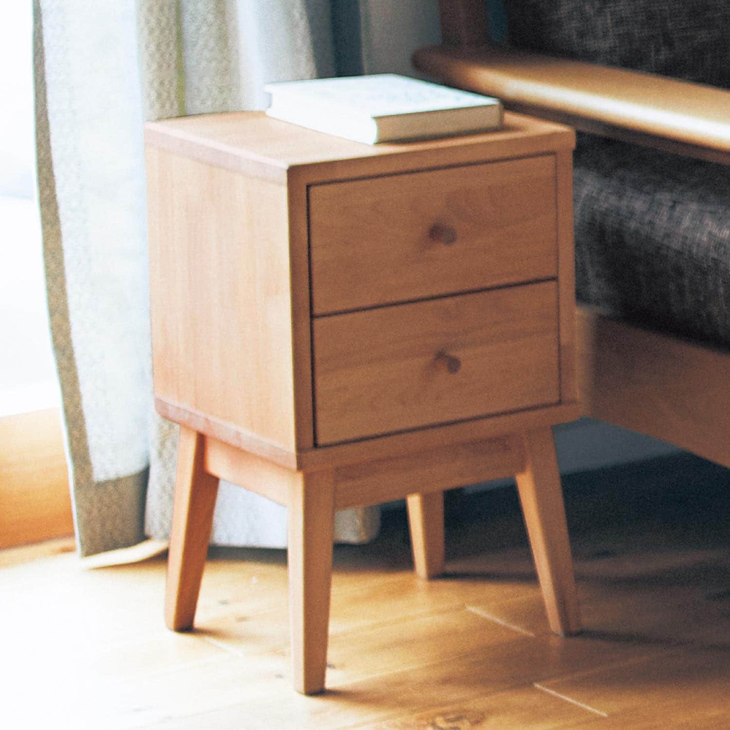 天然木アルダー材でつくったサイドチェスト（サイドテーブル/リビング