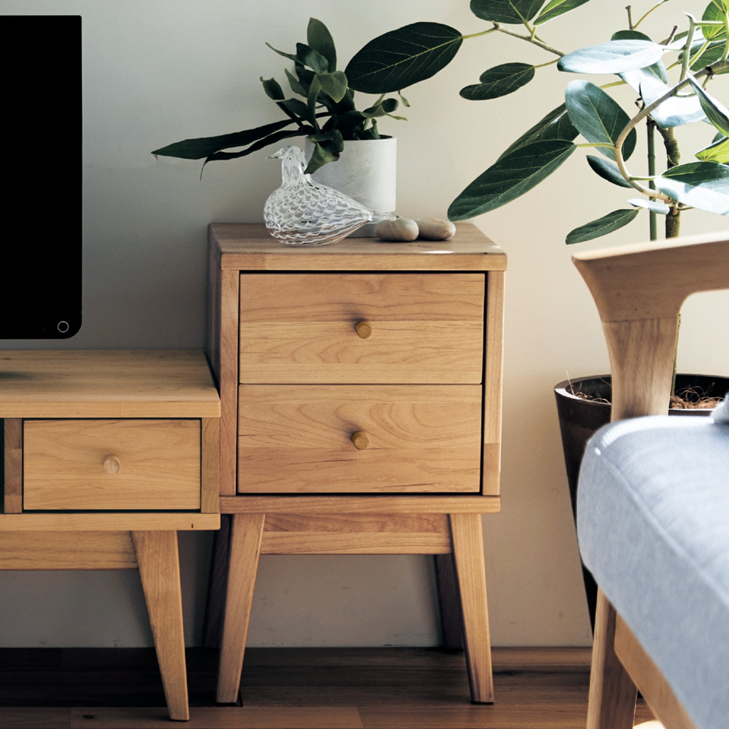 天然木アルダー材でつくったサイドチェスト（サイドテーブル/リビング