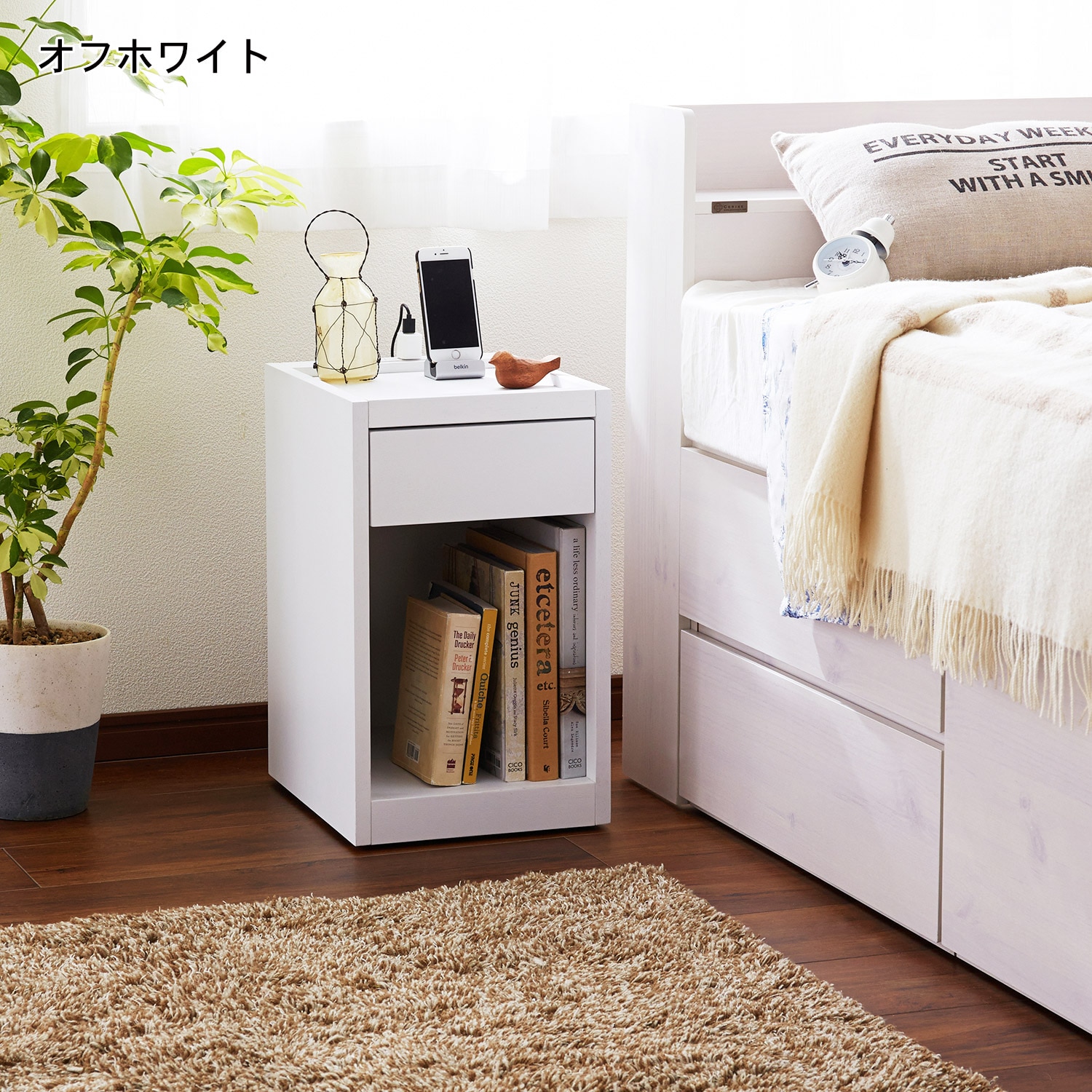 タモ材のベッドサイドテーブル（サイドテーブル/リビングワゴン