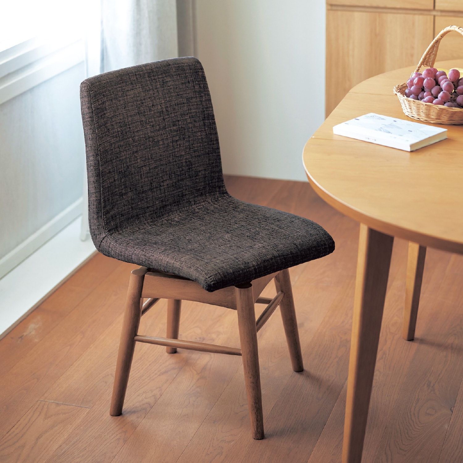 ファブリック座面の回転式ダイニングチェア（ダイニングチェア