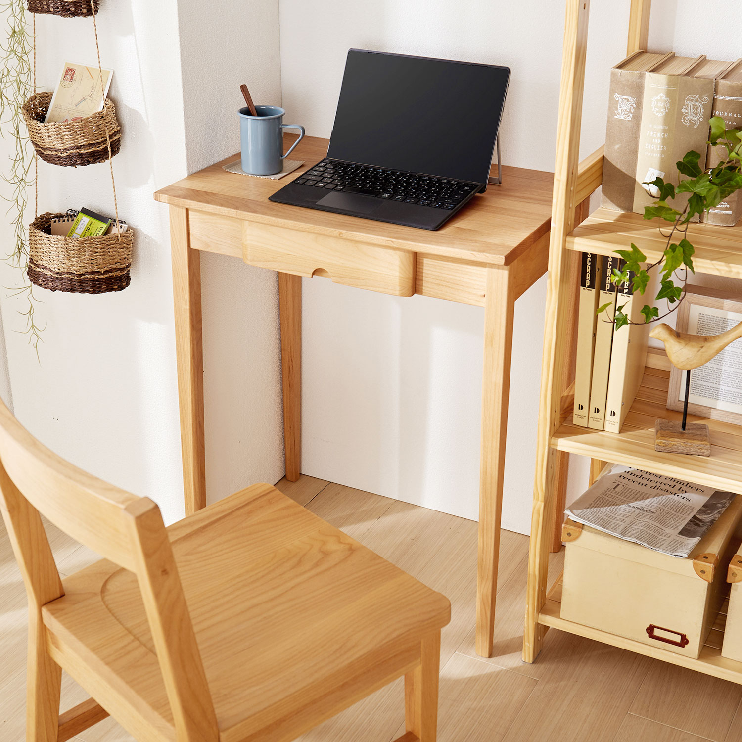 アルダー材を使用した優しい風合いのコンパクトパソコンデスク