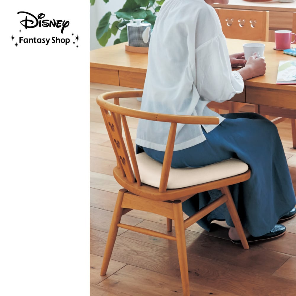 引かずに座れる。回転式座面のアームチェア「ミッキーモチーフ