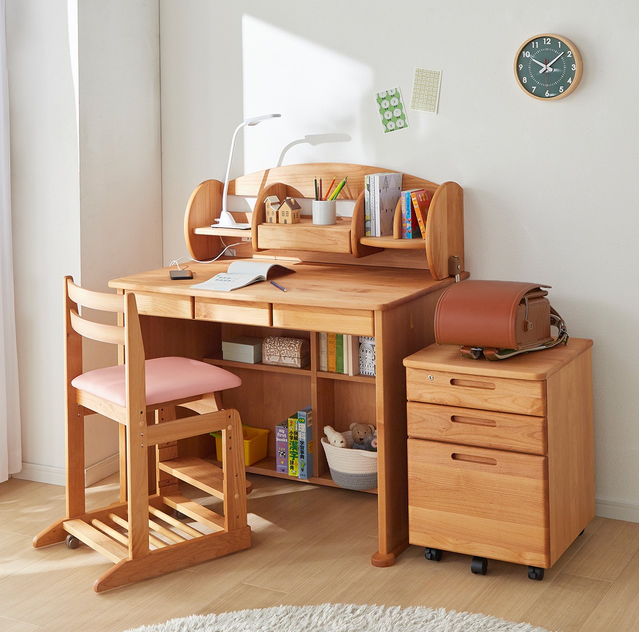 アルダー材を贅沢に使用したやさしい丸みの学習机シリーズ【ダック