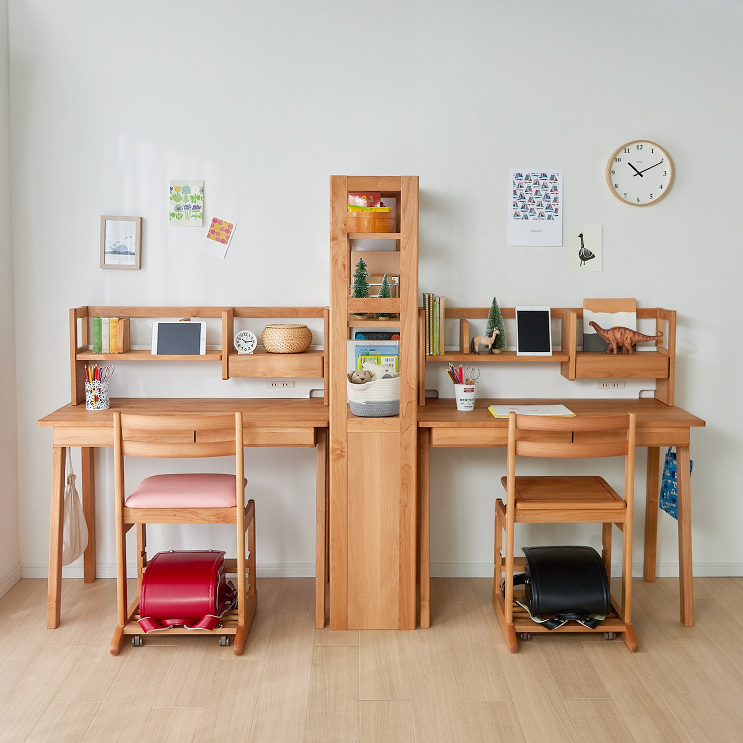 ななめ脚が軽やかな印象のアルダー材の学習机シリーズ【フィーロ