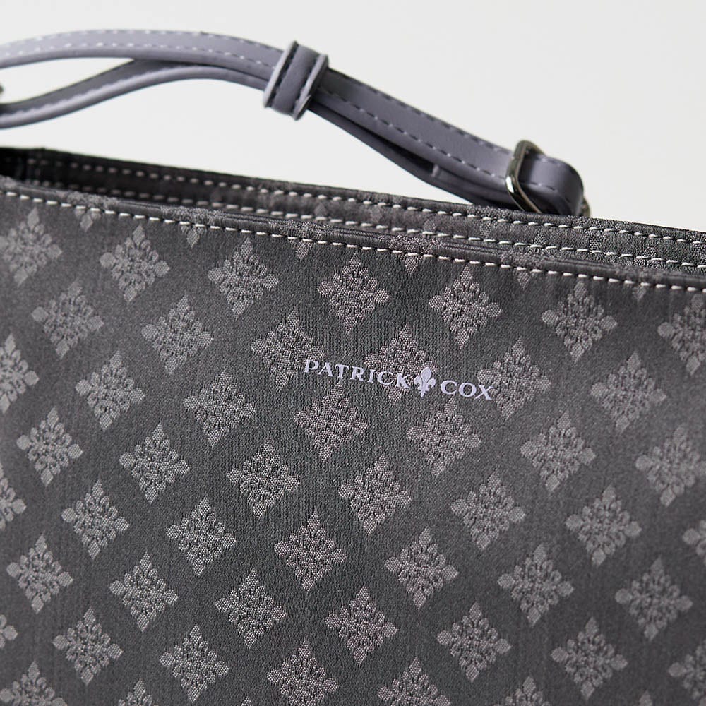 くまチャーム付きジャカード柄ショルダーバッグ(パトリックコックス