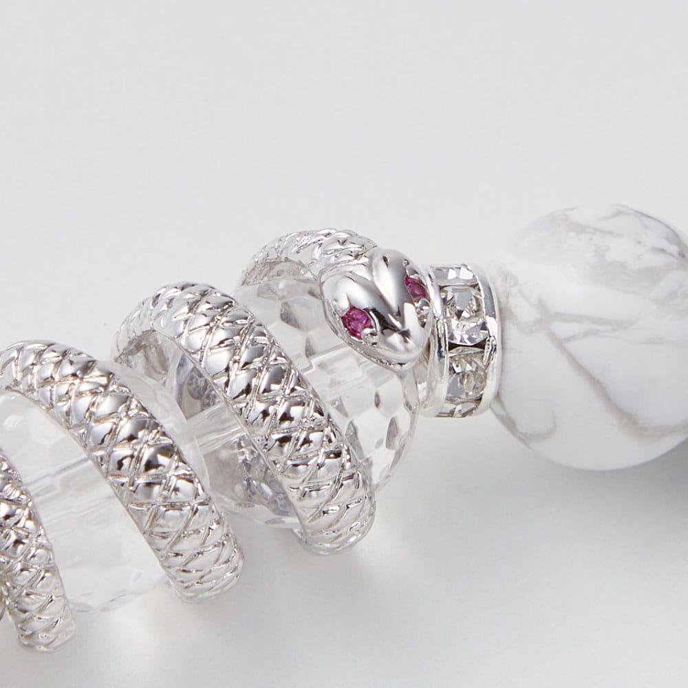 水晶の輝きが美しい 白蛇ブレスレット ＜無病息災／金運アップのお守り